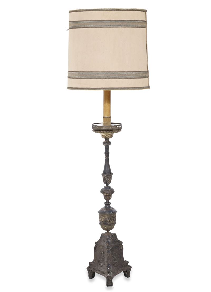 Torciera in metallo sbalzato  - Auction Antiques - Cambi Casa d'Aste