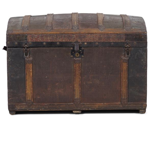 Baule in legno e lamierino sbalzato