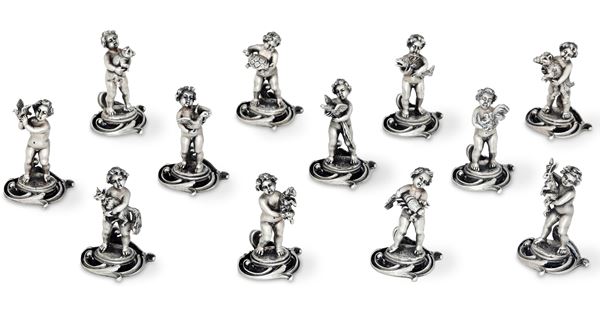 Dodici segnaposto a guisa di putti. Argenteria italiana della prima metà del XX secolo