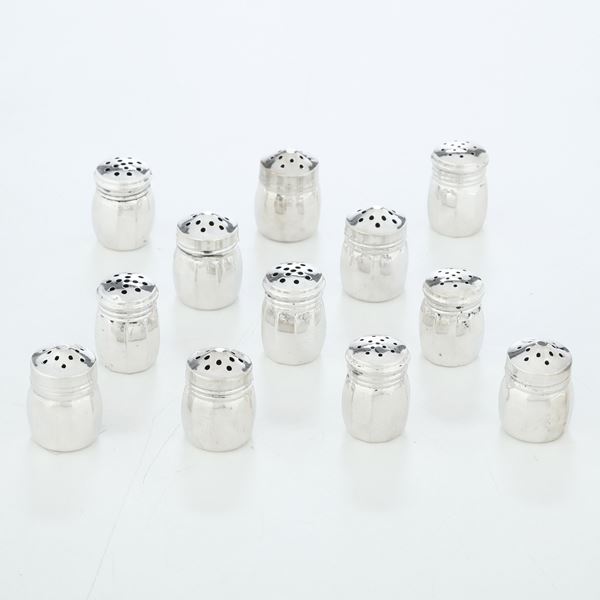 Dodici saliere e pepiere. Argenteria italiana del XX secolo