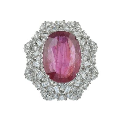 Anello in oro bianco 750 con rubino (ct 7,50 circa) e diamanti taglio brillante e baguette