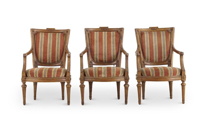 Tre poltrone Luigi XVI in noce intagliato. Francia XVIII secolo  - Auction Antiquariato - Cambi Casa d'Aste