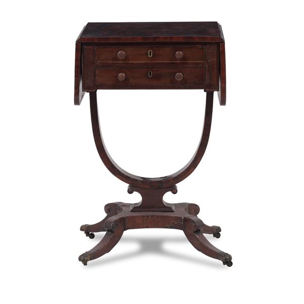 Tavolino da lavoro lastronato e filettato. XIX secolo