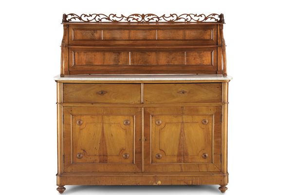 Credenza in noce con alzata. XIX secolo