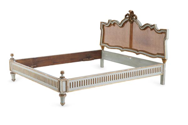 Letto matrimoniale stile Luigi XVI in legno dipinto e dorato