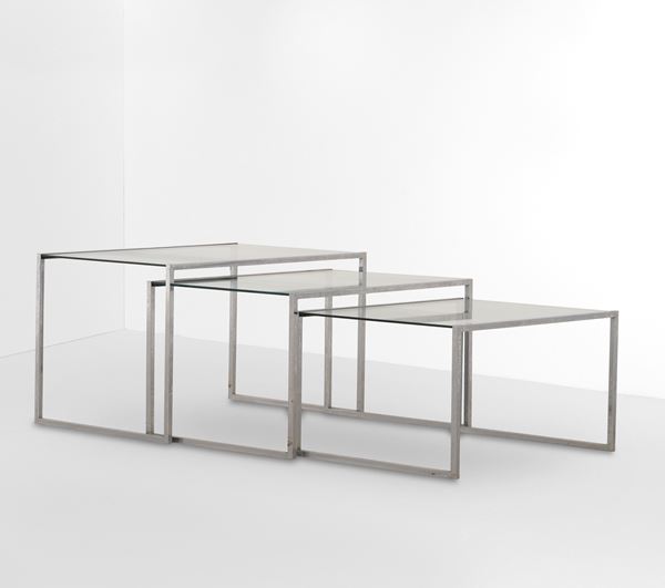 Set di tre tavolini impilabili