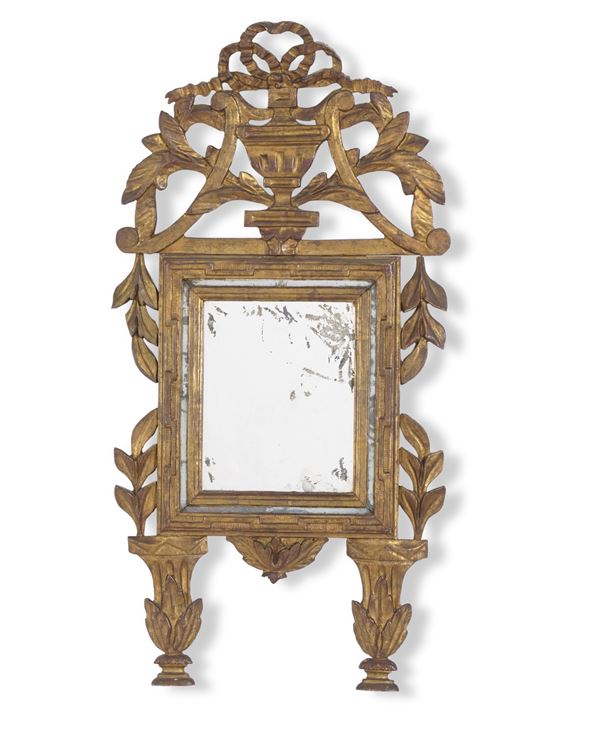 Specchiera in legno intagliato e dorato. XIX-XX secolo