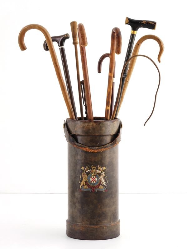 Otto bastoni in legno e un frustino