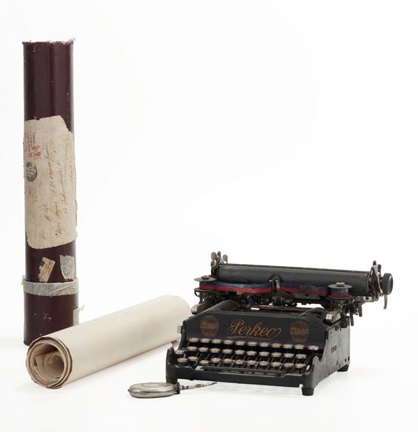 Lotto composto da una macchina da scrivere e un rotolo di documenti