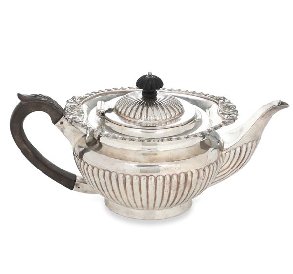 Teiera bacellata in metallo argentato, Imnghilterra XX secolo