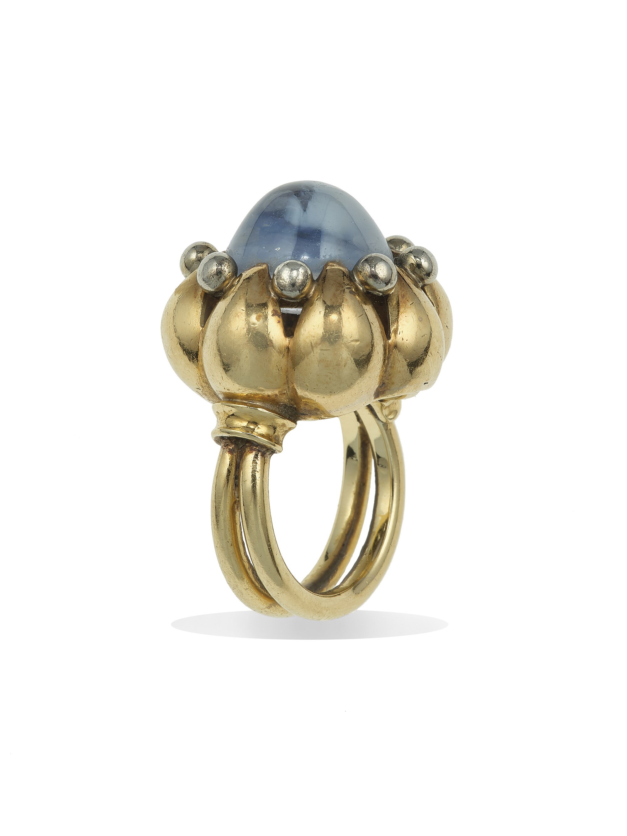 Anello con zaffiro stellato (Sri Lanka), montatura in oro giallo 750/1000