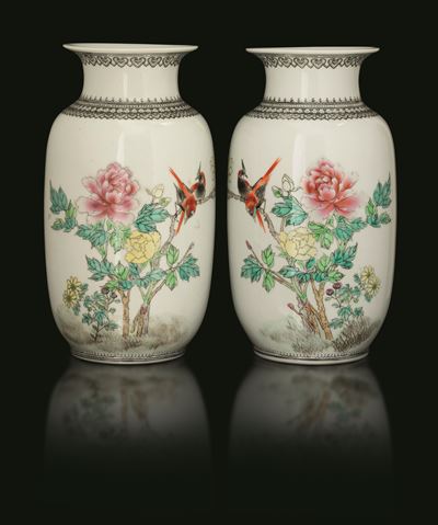 Coppia di Vasi in Porcellana Raffigurante Scena Paesaggistica con Fenici, Poesia "yi Jiang Nan", ...