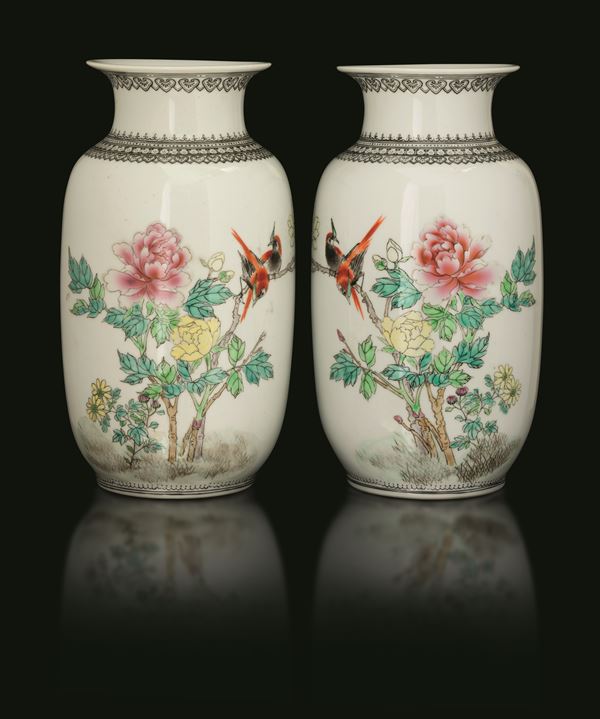 Coppia di vasi in porcellana raffigurante scena paesaggistica con fenici, poesia "Yi Jiang Nan", marchio Zhong Guo Jing De Zhen Zhi, Cina, Repubblica