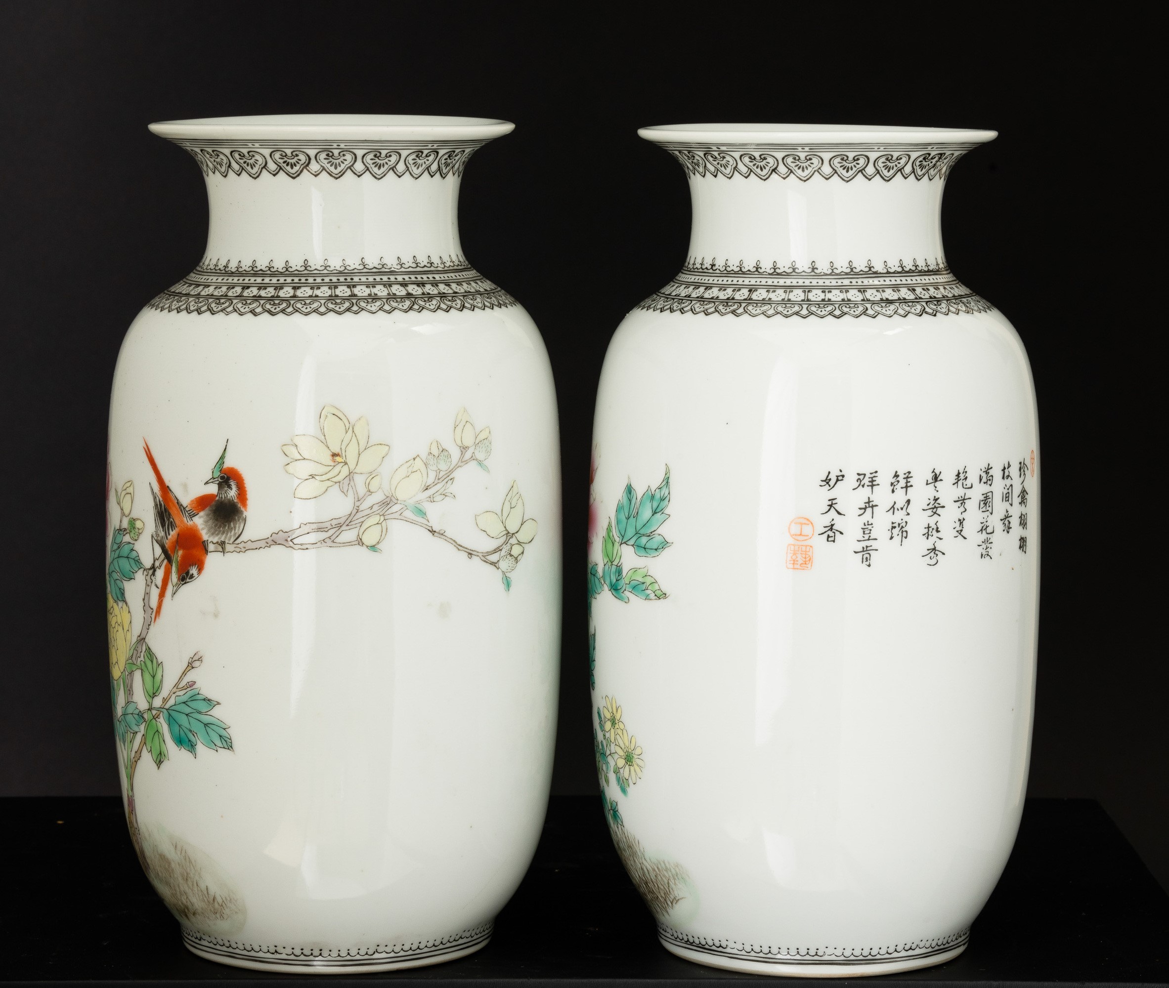 Coppia di Vasi in Porcellana Raffigurante Scena Paesaggistica con Fenici, Poesia "yi Jiang Nan", ...