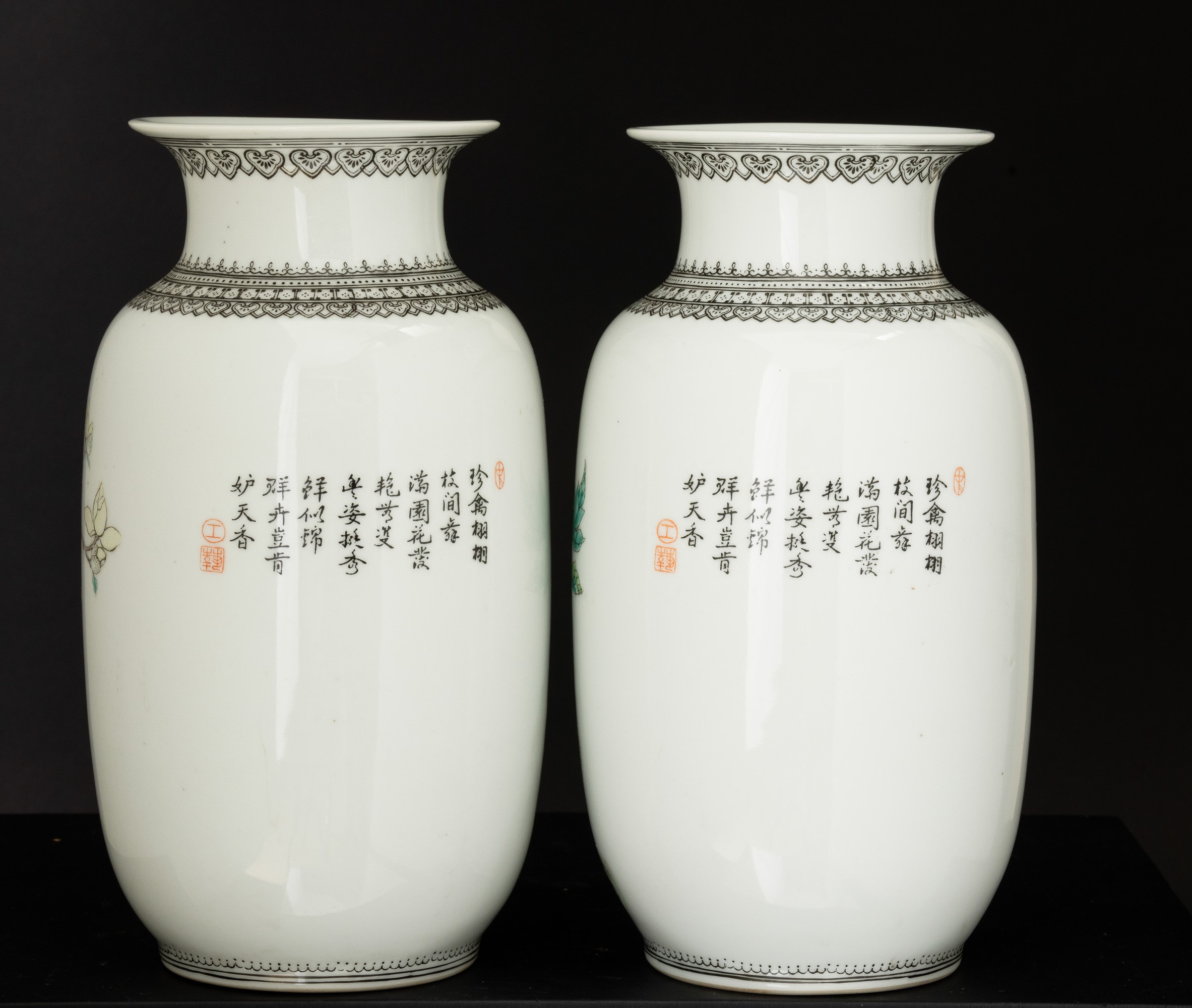 Coppia di Vasi in Porcellana Raffigurante Scena Paesaggistica con Fenici, Poesia "yi Jiang Nan", ...