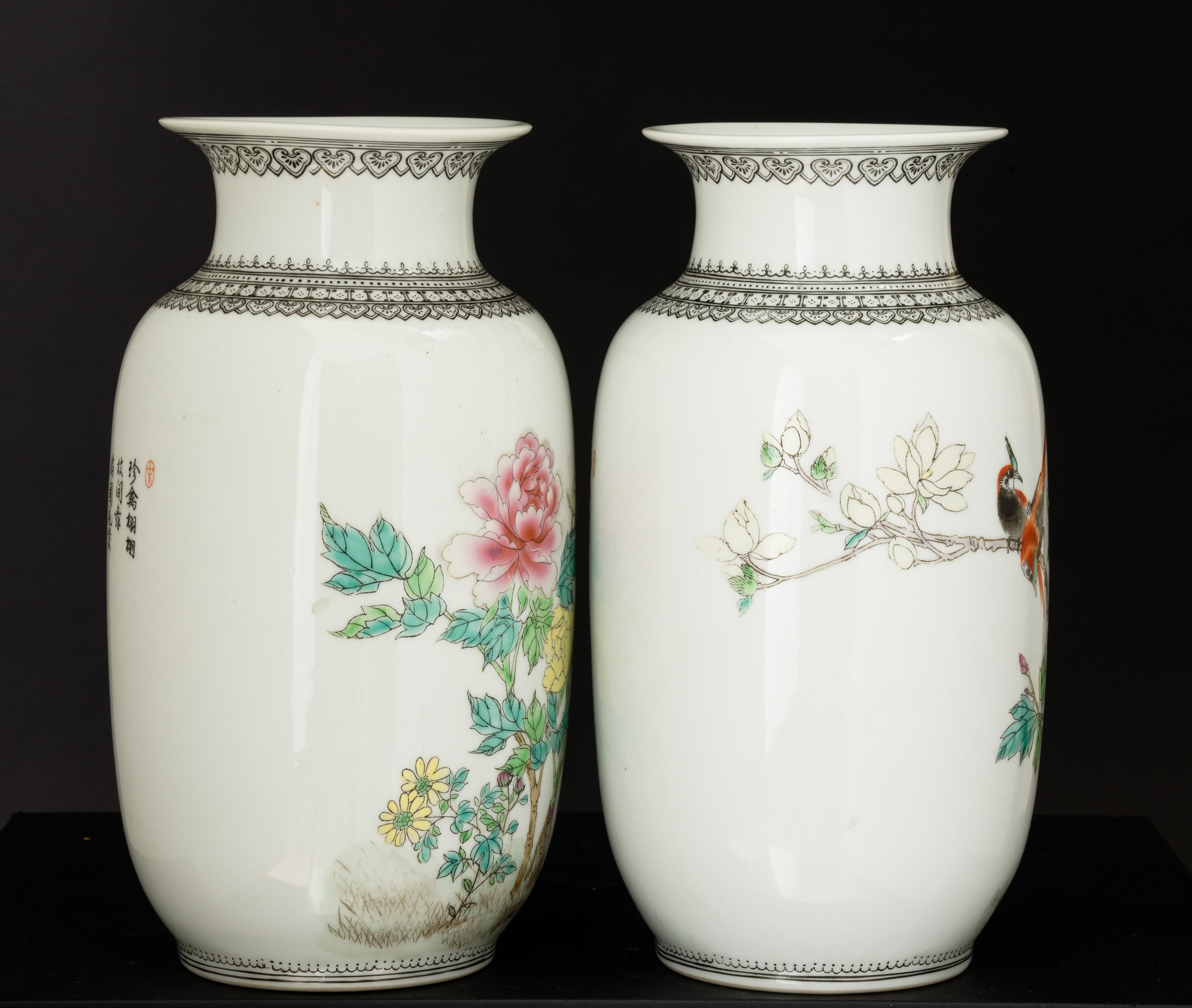 Coppia di Vasi in Porcellana Raffigurante Scena Paesaggistica con Fenici, Poesia "yi Jiang Nan", ...