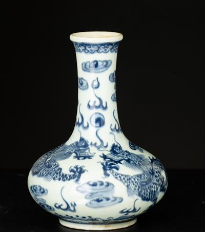 Vaso in porcellana bianca e blu con draghi tra le nuvole, Cina, Dinastia Qing, periodo Yongzheng ...