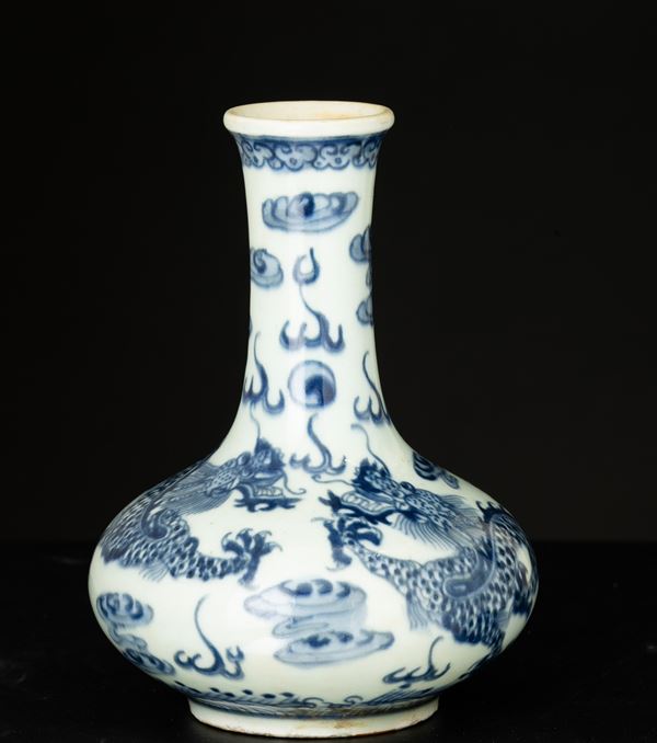 Vaso in porcellana bianca e blu raffigurante draghi tra le nuvole, Cina, Dinastia Qing, marchio e del periodo Yongzheng (1723-1735)