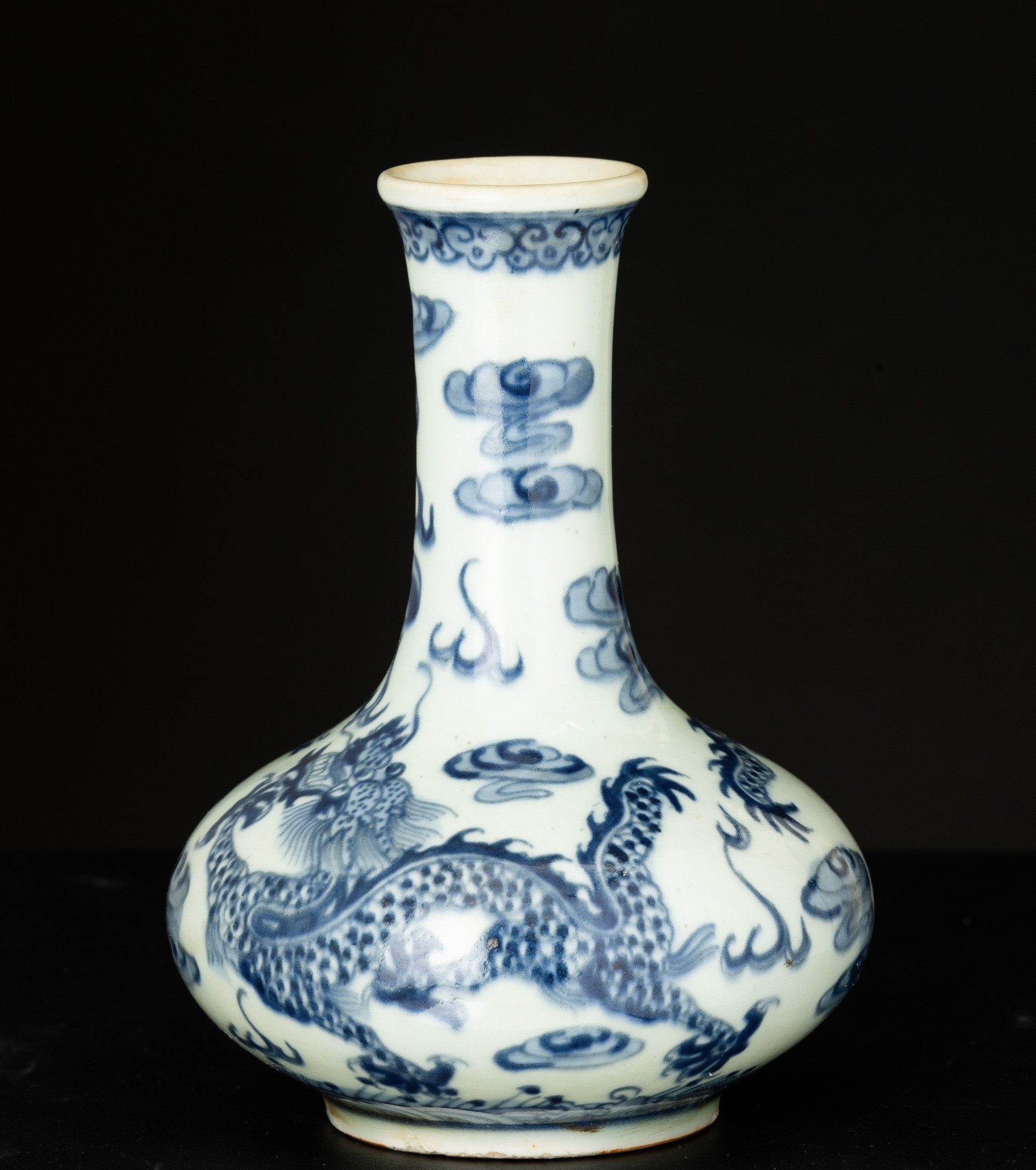 Vaso in porcellana bianca e blu con draghi tra le nuvole, Cina, Dinastia Qing, periodo Yongzheng ...