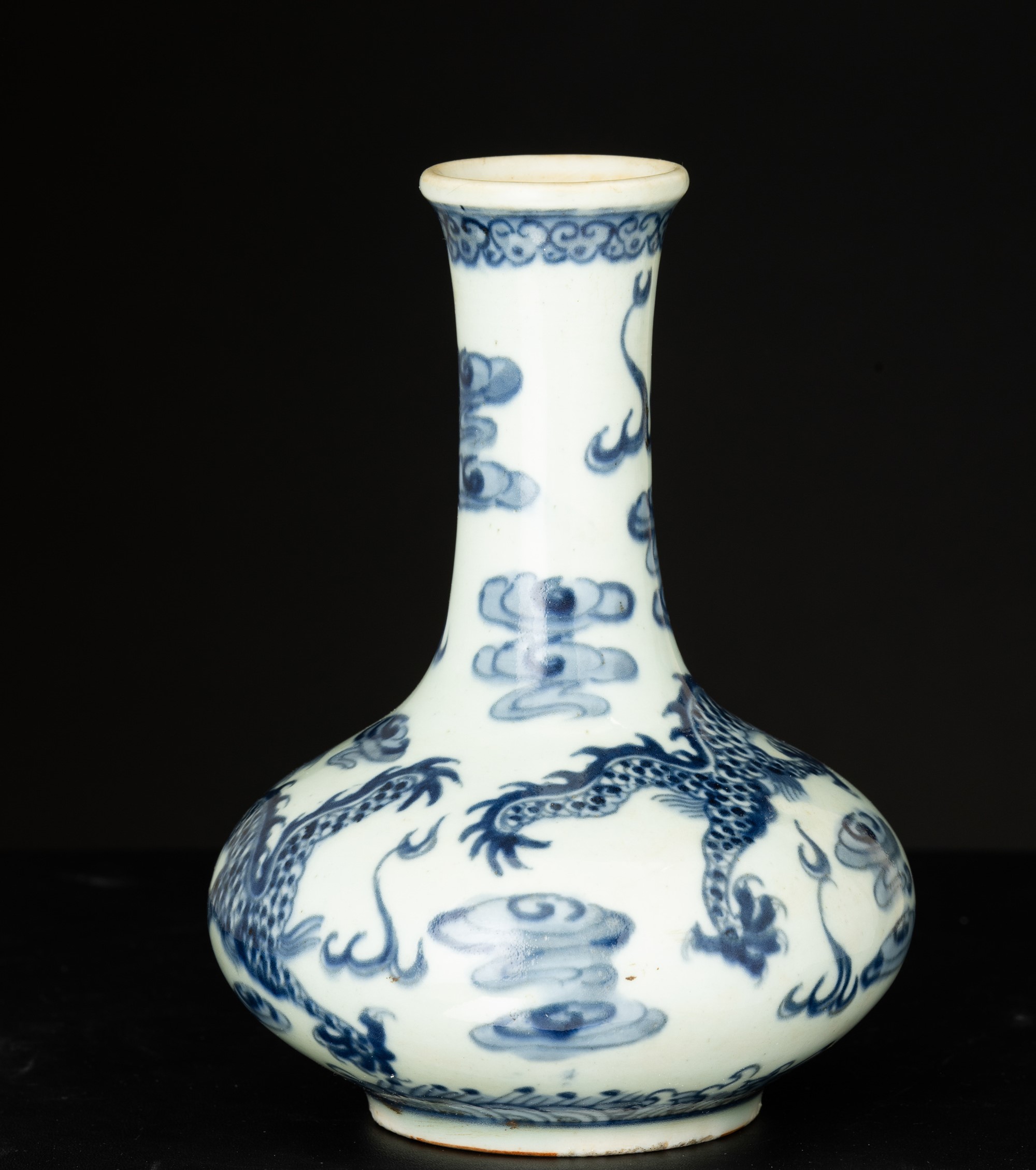 Vaso in porcellana bianca e blu con draghi tra le nuvole, Cina, Dinastia Qing, periodo Yongzheng ...