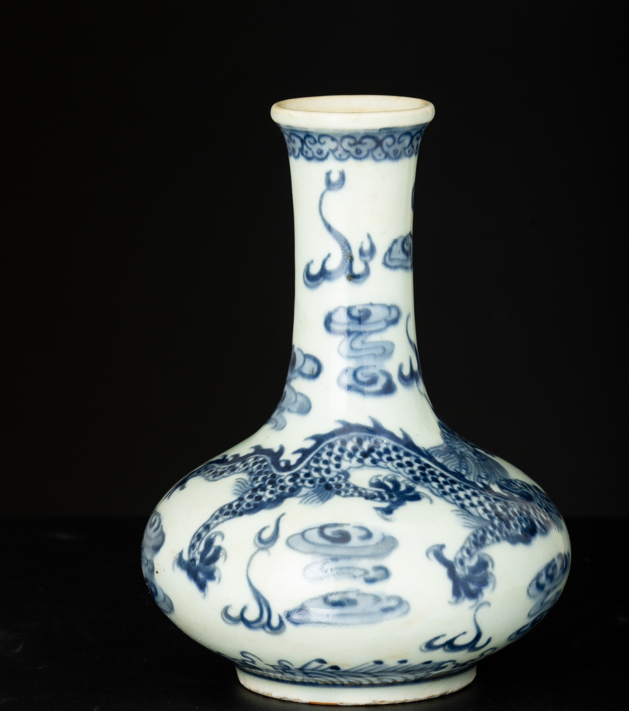 Vaso in porcellana bianca e blu con draghi tra le nuvole, Cina, Dinastia Qing, periodo Yongzheng ...