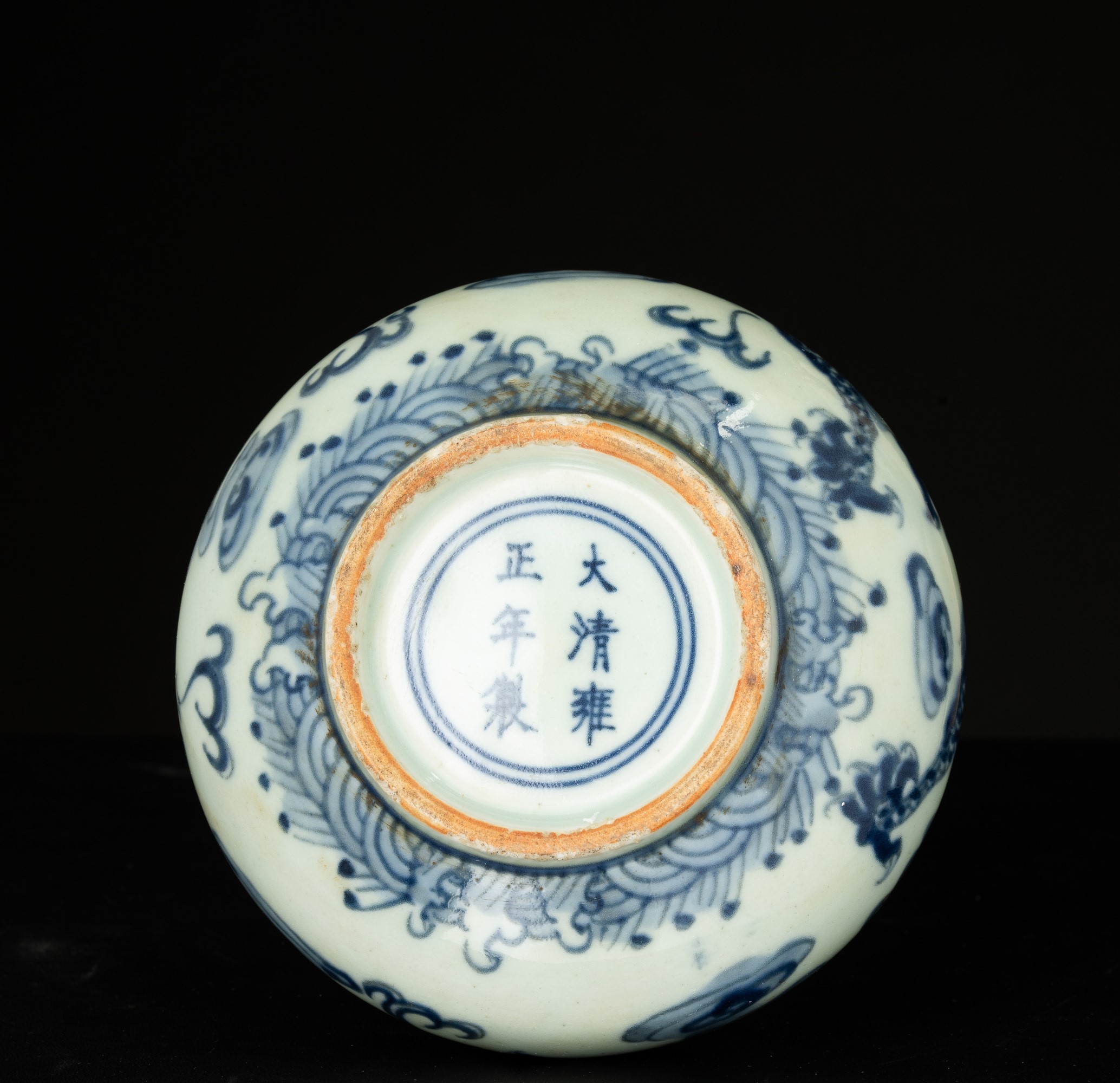 Vaso in porcellana bianca e blu con draghi tra le nuvole, Cina, Dinastia Qing, periodo Yongzheng ...