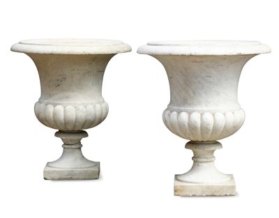 Coppia di Vasi Medicei in Marmo Bianco Scolpito. XIX-XX Secolo