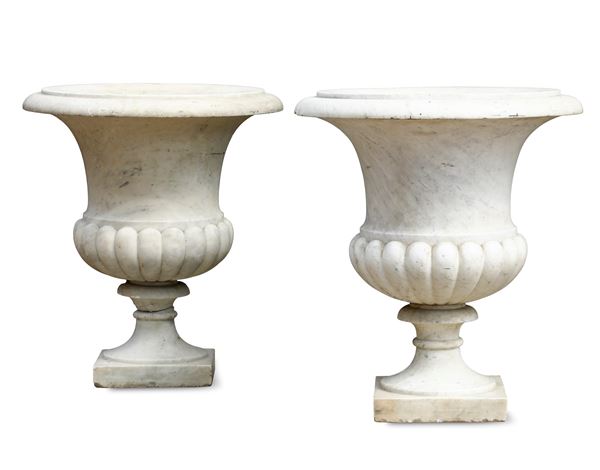 Coppia di vasi medicei in marmo bianco scolpito. XIX-XX secolo