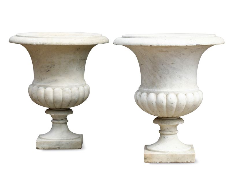 Coppia di vasi medicei in marmo bianco scolpito. XIX-XX secolo  - Asta Dimore Italiane - Cambi Casa d'Aste