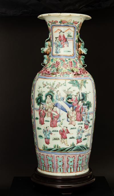 Vaso in Porcellana Famiglia Rosa Raffigurante Scene di Vita Comune Entro Riserve, Anse Sagomate a...