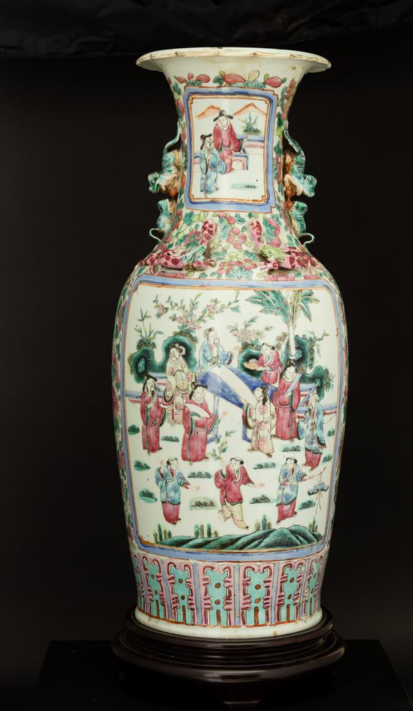 Vaso in porcellana Famiglia Rosa raffigurante scene di vita comune entro riserve, anse sagomate a foggia di leoncino, Cina, Dinastia Qing, XIX secolo