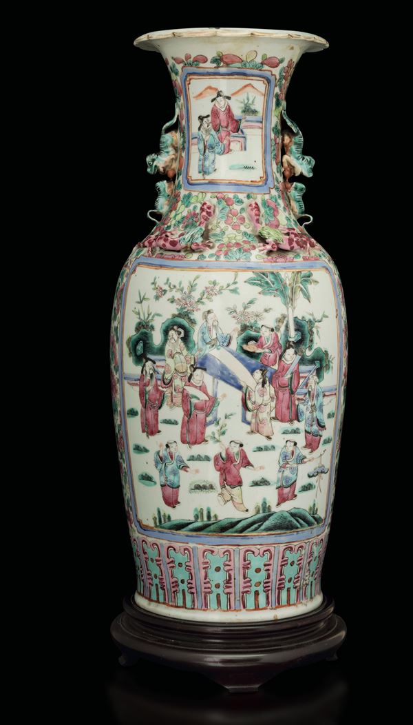 Vaso in porcellana Famiglia Rosa raffigurante scene di vita comune entro riserve, anse sagomate a foggia di leoncino, Cina, Dinastia Qing, XIX secolo