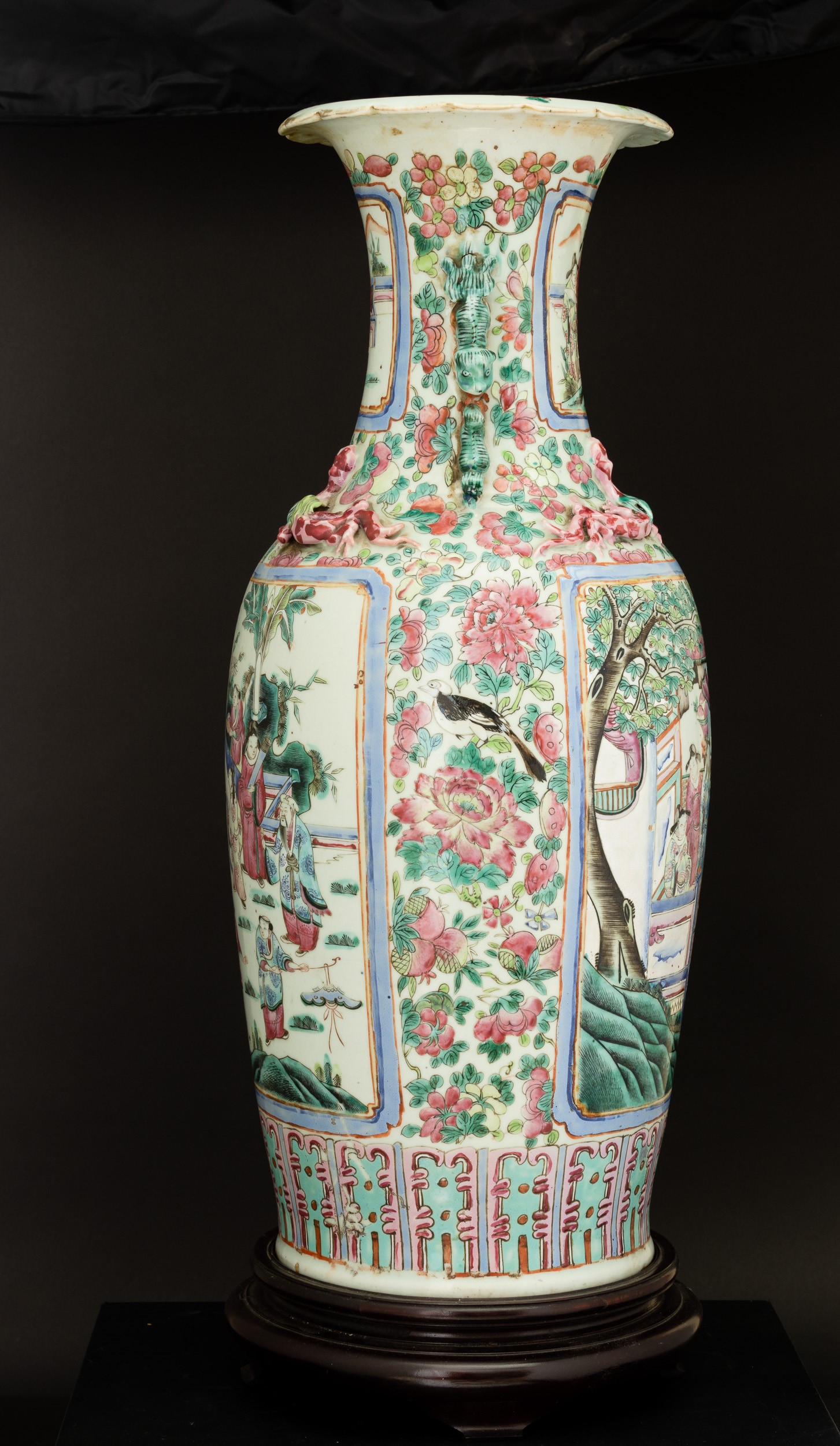 Vaso in Porcellana Famiglia Rosa Raffigurante Scene di Vita Comune Entro Riserve, Anse Sagomate a...