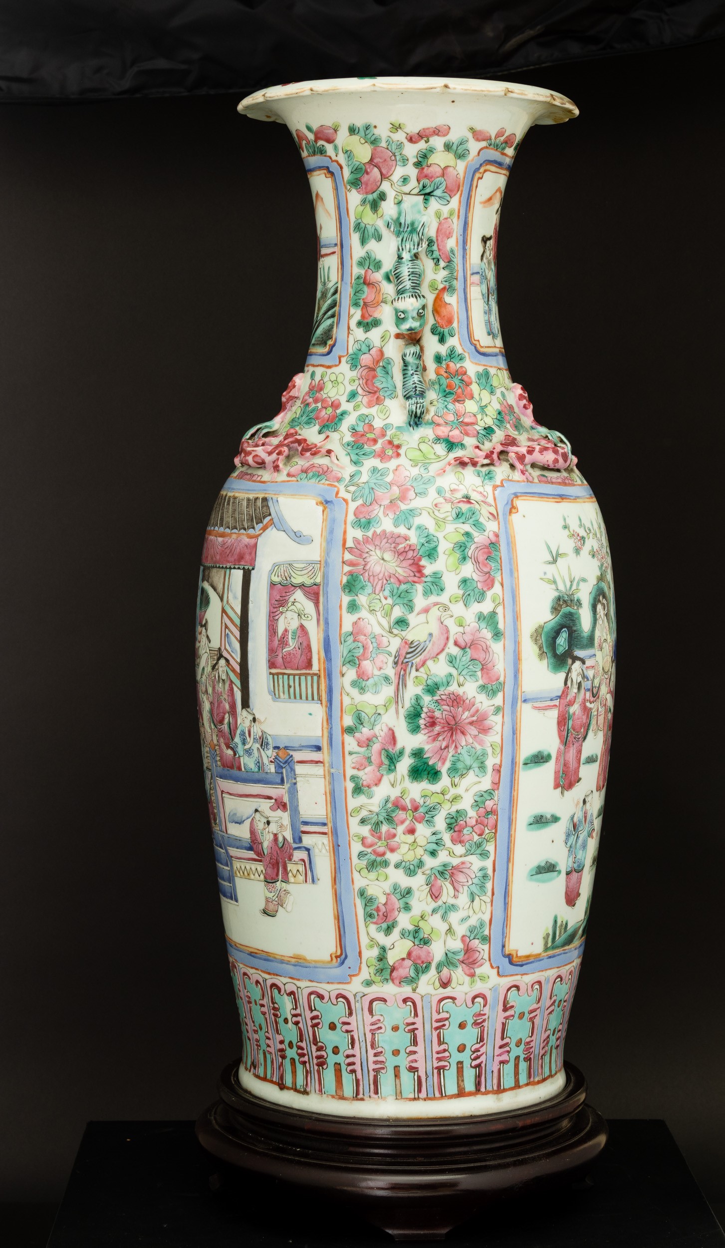 Vaso in Porcellana Famiglia Rosa Raffigurante Scene di Vita Comune Entro Riserve, Anse Sagomate a...