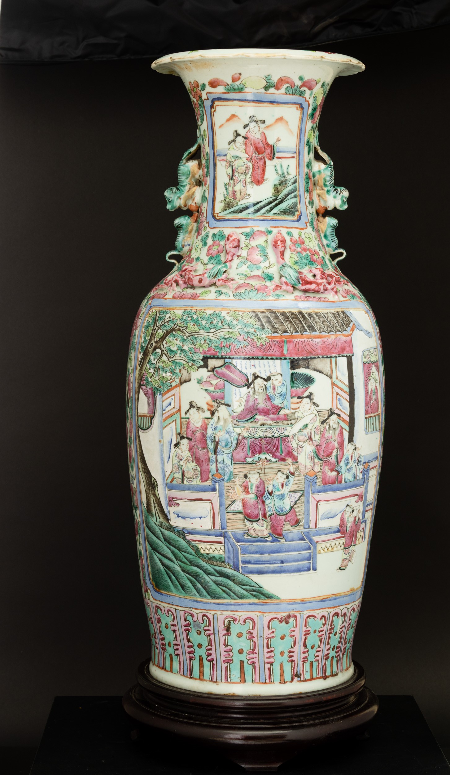 Vaso in Porcellana Famiglia Rosa Raffigurante Scene di Vita Comune Entro Riserve, Anse Sagomate a...