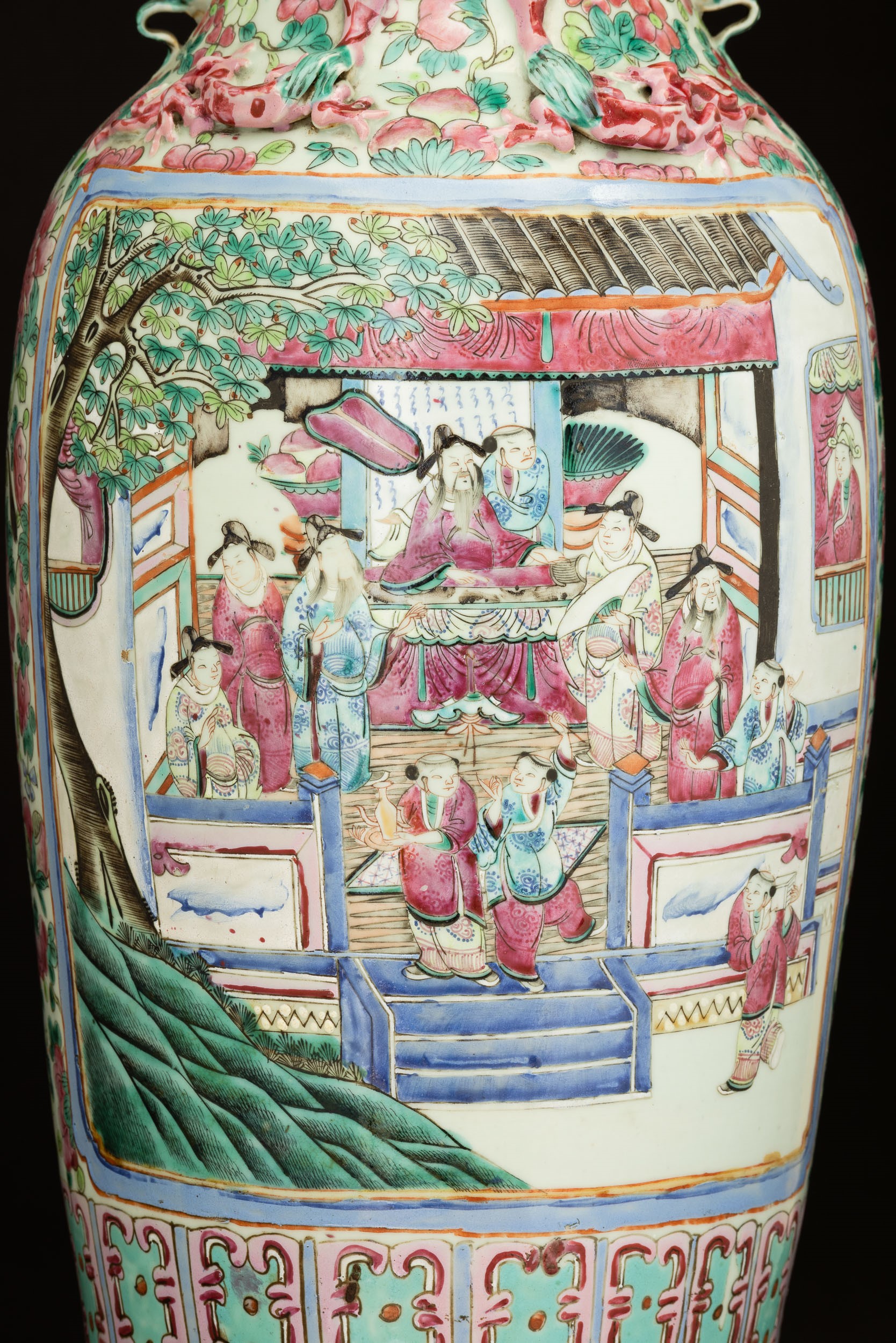 Vaso in Porcellana Famiglia Rosa Raffigurante Scene di Vita Comune Entro Riserve, Anse Sagomate a...