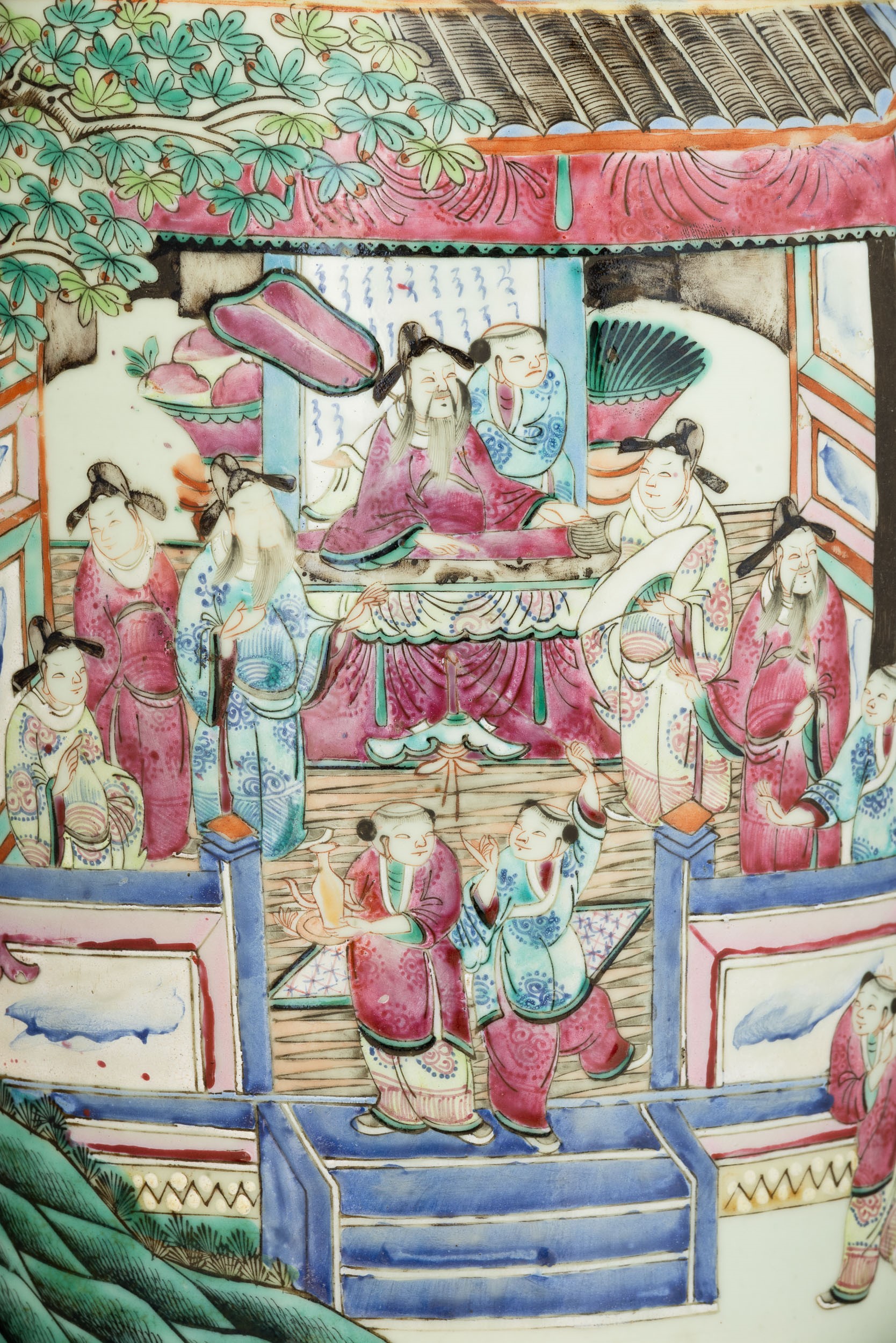 Vaso in Porcellana Famiglia Rosa Raffigurante Scene di Vita Comune Entro Riserve, Anse Sagomate a...