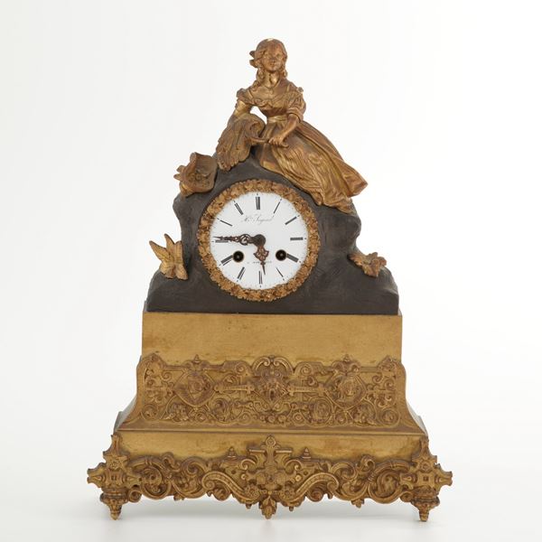 Orologio da tavolo in bronzo dorato e bronzo patinato