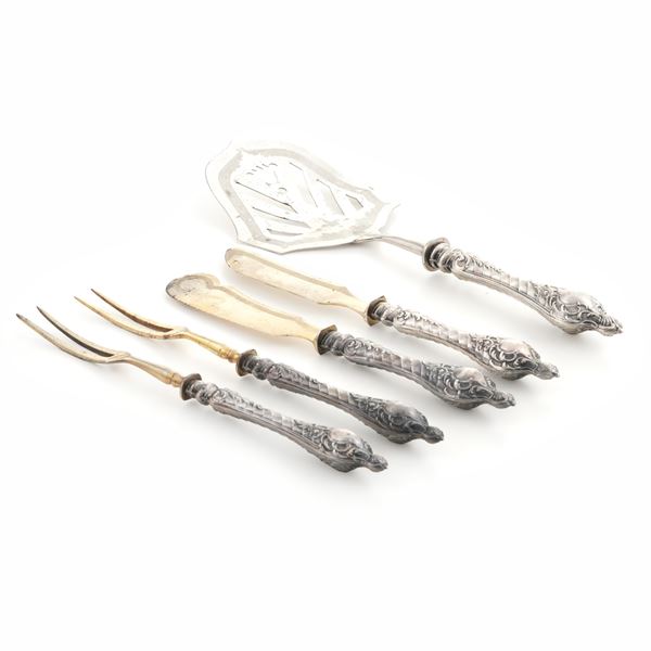 Cinque posate da portata con manico in argento