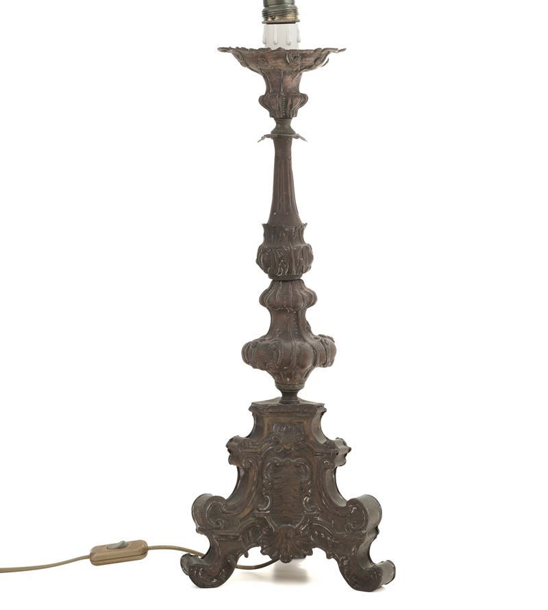 Candeliere in metallo. XIX secolo  - Auction Antiquariato - Cambi Casa d'Aste