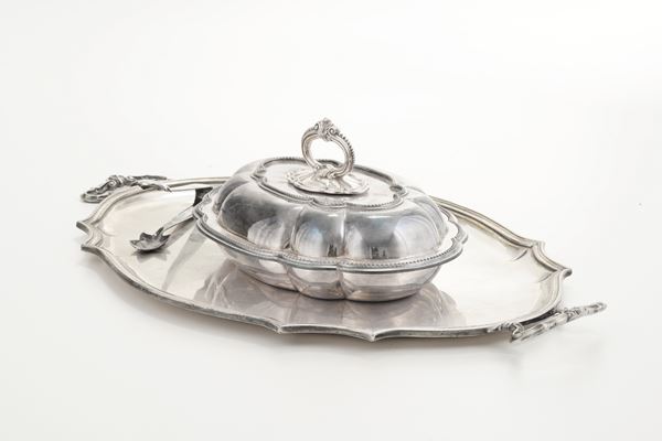 Un vassoio, una legumiera e una pinza in metallo argentato