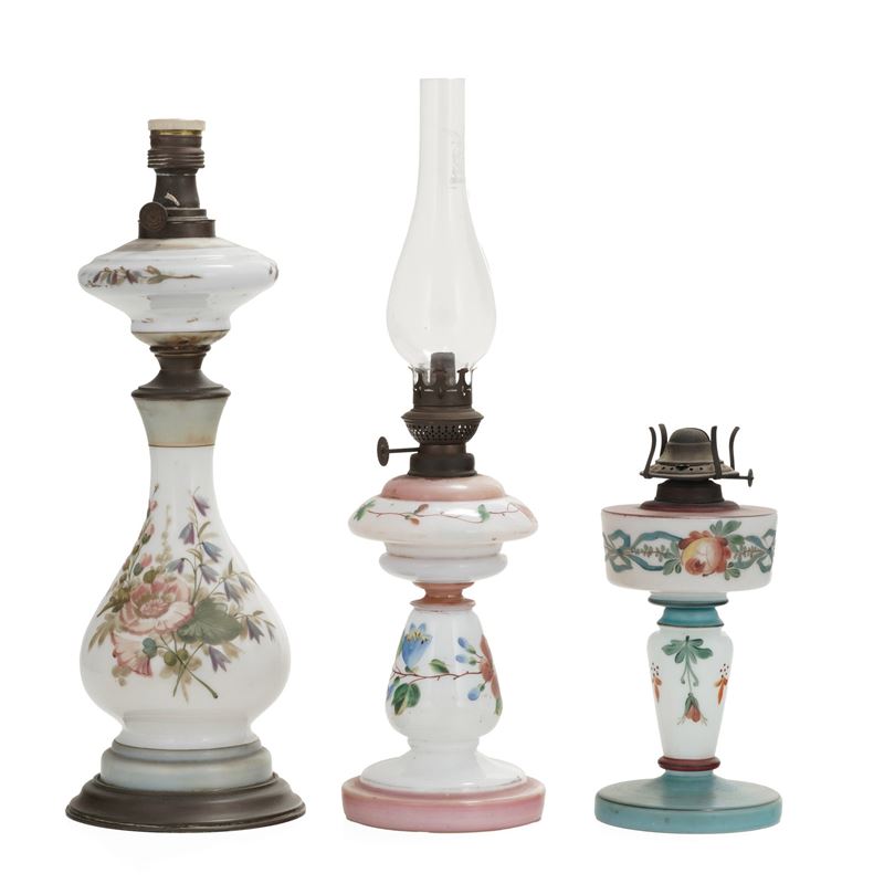Tre lampade a olio in vetro opalino e bronzo  - Auction Antiquariato - Cambi Casa d'Aste