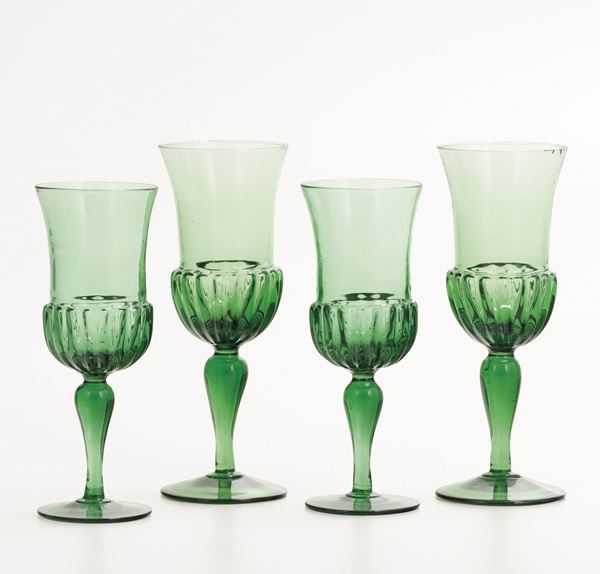 Quattro bicchieri in vetro colorato