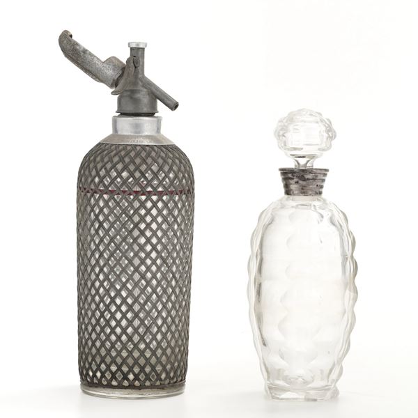 Una bottiglia da liquore e una da selzt