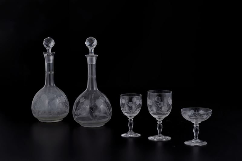 Servizio incompleto di bicchieri in vetro inciso con due bottiglie con tappo  - Asta Antiquariato - Cambi Casa d'Aste