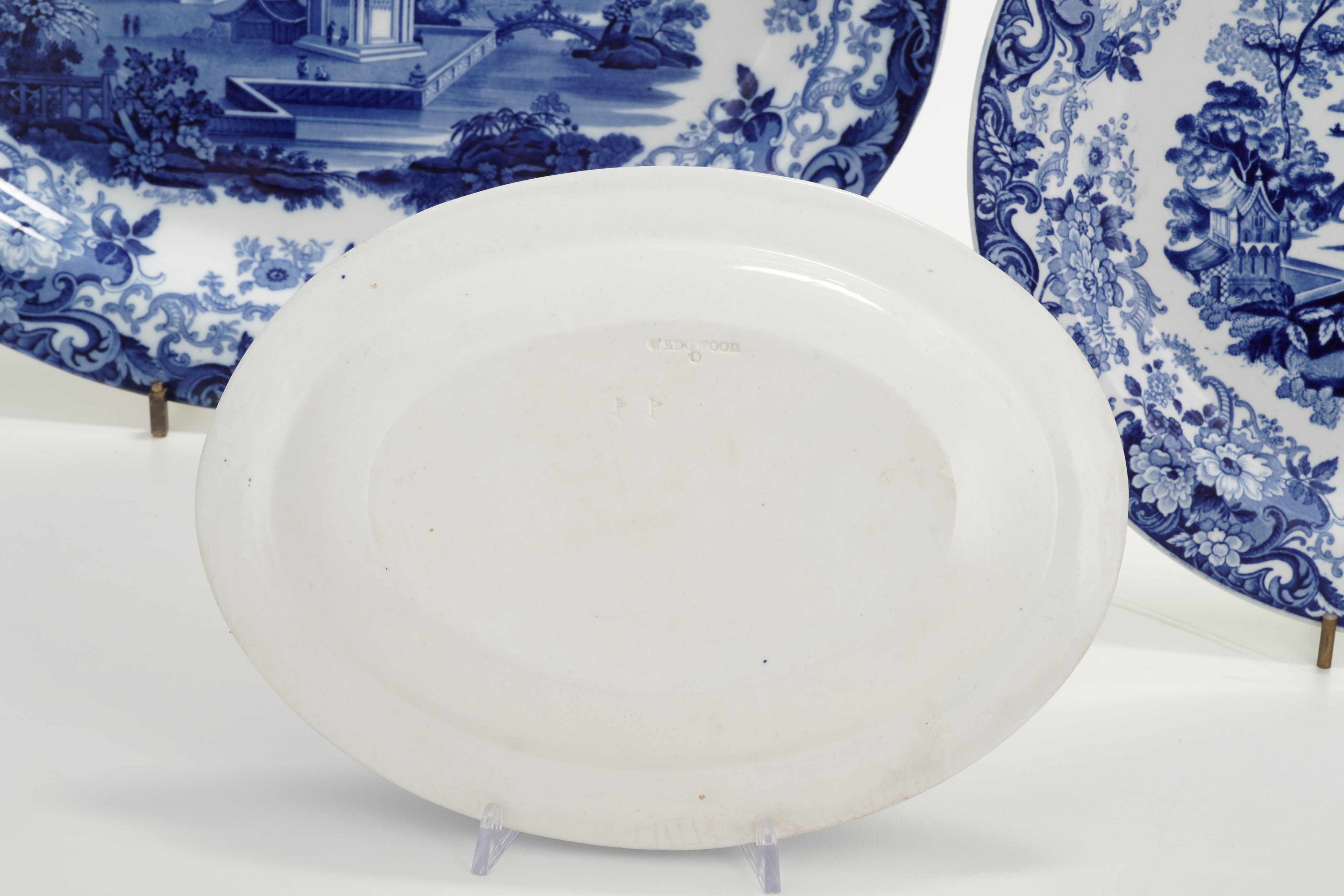 Tre Grandi Piatti. Inghilterra, Manifattura Wedgwood, Prima Metà del XX Secolo.