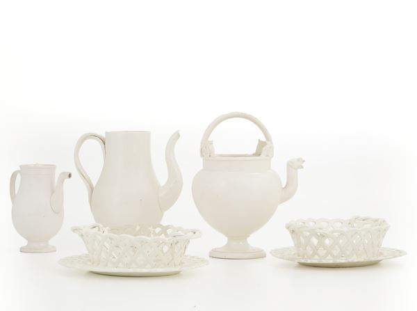 Due cestini con presentatoio, un versatoio e due caffettiere. Inghilterra, prima metà del XX secolo.
