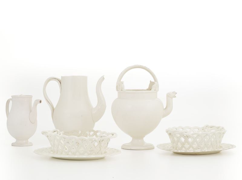 Due cestini con presentatoio, un versatoio e due caffettiere. Inghilterra, prima metà del XX secolo.  - Asta Maioliche, Porcellane e Vetri - Cambi Casa d'Aste