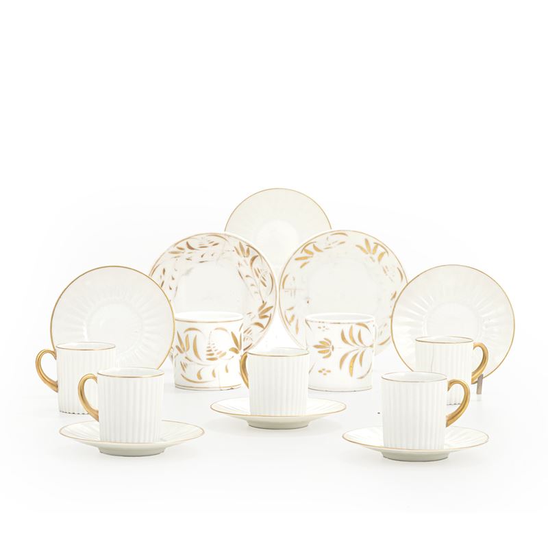Elementi di servizio da tè e caffè. Diverse manifatture, tra cui Wedgwood, Limoges, Parigi, XIX-XX secolo.  - Auction Majolica, Porcelain and Glassware - Cambi Casa d'Aste
