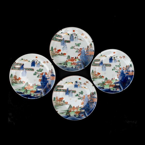 Lotto composto da 4 piatti in porcellana policroma raffigurante scena montana, Giappone, periodo Meiji (1868-1912)